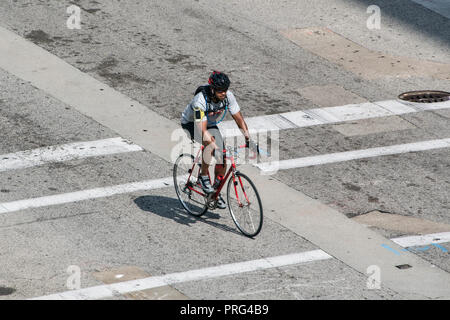 Racing biker sur la rue d'olive, le centre-ville de St Louis, Missouri, USA Banque D'Images