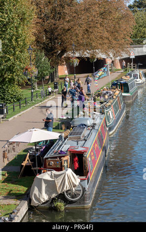 Narrowboats qui vendent des marchandises le long du canal de Kennet et Avon à Newbury, Berkshire, Angleterre, Royaume-Uni Banque D'Images