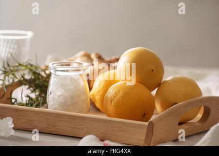 Le citron, le gingembre, le romarin et rock en cuisine et les cosmétiques Banque D'Images