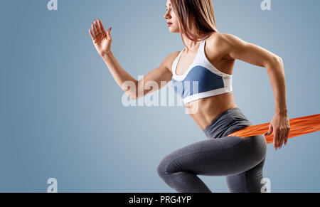 Jeune femme sportive en utilisant une bande de résistance. Banque D'Images