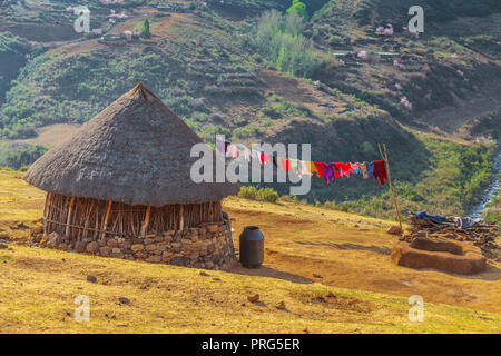 Le Lesotho Basotho - Maison traditionnelle hutte près de Malealea Banque D'Images