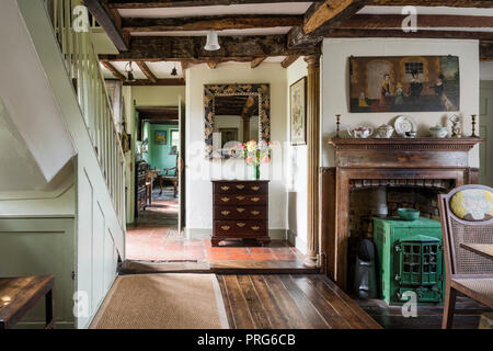 Tiroirs en bois et vert cuisinière dans l'entrée, une fois cottage accueil à Virgina Wolfe Banque D'Images