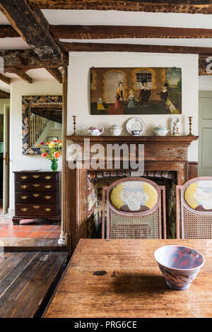 Ornements sur cheminée avec illustrations de salle à manger, une fois home à Virgina Wolfe Banque D'Images
