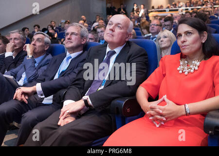 (De gauche à droite) Zac Goldsmith, John Redwood, Owen Patterson, Iain Duncan Smith et Priti Patel watch, Boris Johnson, s'exprimant lors d'une marge à la conférence annuelle du parti conservateur à l'International Convention Centre, Birmingham. Banque D'Images