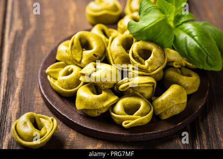 Tortellini maison aux épinards, fromage ricotta et Banque D'Images