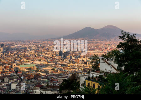 Vue sur la baie de Naples et ses environs au coucher du soleil du Castel Sant'Elmo dans le quartier Vomero à Naples, Italie Banque D'Images