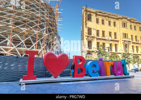 Beyrouth, Liban - Feb 5th 2018 - Jeune femme de prendre une photo au 'J'aime' signe de Beyrouth à Beyrouth, Liban Banque D'Images