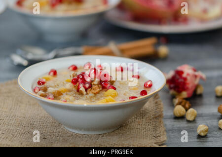 Dessert turc traditionnel ou de l'Ashure Asure céréales bouillies aux fruits secs et les grains de grenade Banque D'Images