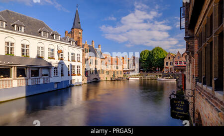 Rozenhoedkaai vue vers la lumière en début de soirée à Bruges, Belgique Banque D'Images