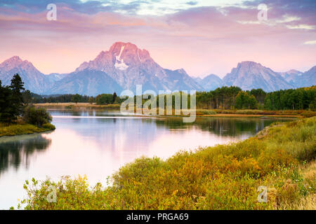 Vue depuis l'automne Oxbow Bend à Grand Teton National Park Banque D'Images