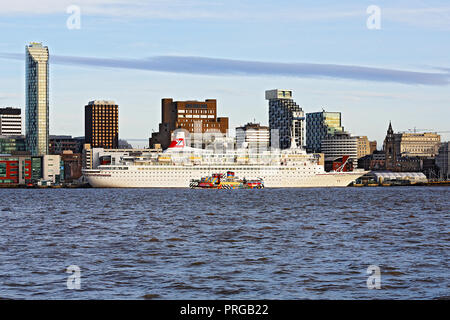 Ferry Mersey Snowdrop Voile Croisière passé Black Watch amarré à l'embarcadère Pier Head sur la Mersey Liverpool Royaume-uni décembre 51101 Banque D'Images