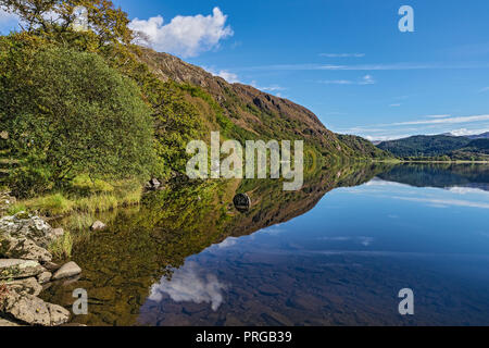 Réflexions dans Llyn Dinas dans le Nant Gwynant Beddgelert vallée près du Parc National de Snowdonia au nord du Pays de Galles UK Septembre 0836 Banque D'Images