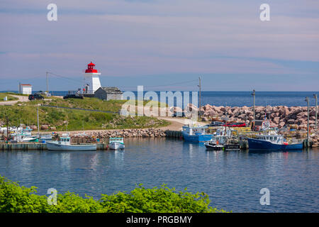 NEIL'S HARBOUR, île du Cap-Breton, Nouvelle-Écosse, Canada - Phare dans petit village de pêcheurs. Banque D'Images