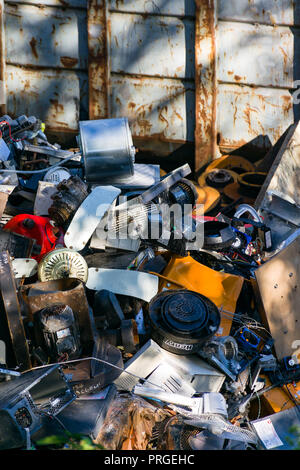 Un grand tas de ferraille produits en attente d'être recyclés dans un parc à ferrailles, Royaume-Uni Banque D'Images