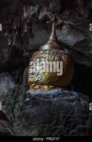 YANGON (Myanmar) - 10 février 2016 : grotte bouddhiste sacré dans lequel il y a des temples souterrains et pierres dorées avec les visages des moines Banque D'Images