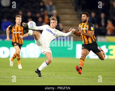 Leeds United's Samuel Saiz (à gauche) et Hull City's Kevin Stewart bataille pour le ballon pendant le match de championnat à Sky Bet le Stade KC et Hull. Banque D'Images