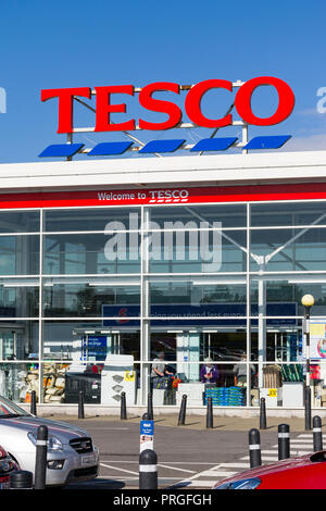 Extérieur de la Newmarket Road TESCO montrant parking et entrée principale, Cambridge, Royaume-Uni Banque D'Images