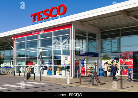 Extérieur de la Newmarket Road TESCO montrant entrée principale, Cambridge, Royaume-Uni Banque D'Images