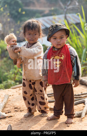 KOLTI VILLAGE / Népal occidental- 10 février 2016 - Groupe d'enfants népalais près de Kolti village de l'ouest du Népal Banque D'Images