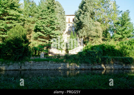 Milan, Italie - 27 septembre, 2018 : Ancienne Villa abandonnée en forêt, chambre avec concept d'horreur ghost Banque D'Images