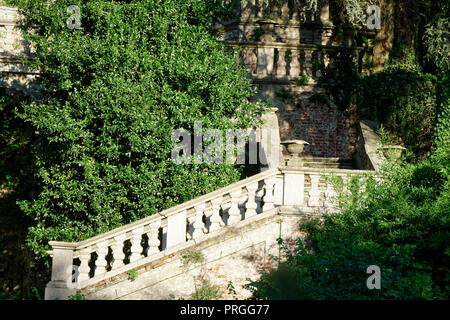 Milan, Italie - 27 septembre, 2018 : Ancienne Villa abandonnée en forêt, chambre avec concept d'horreur ghost Banque D'Images