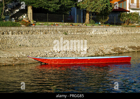 En bateau sur le lac de couleur rouge avec un reflet dans l'eau, l'espace de copie. Banque D'Images