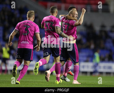 Queens Park Rangers's Toni Leistner célèbre avec ses coéquipiers après qu'il marque son premier but du côté du jeu au cours de la Sky Bet Championship match entre lecture et Queens Park Rangers. Banque D'Images