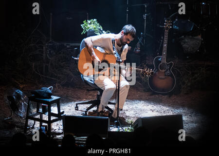 Milan, Italie. 1er octobre 2018. Le groupe écossais Biffy Clyro effectue sur scène durant la tournée européenne de MTV Unplugged. Luca Quadrio/Alamy Live News Banque D'Images