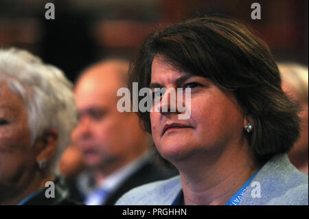 Birmingham, Angleterre. 2 octobre, 2018. Arlene Foster Chef du Parti unioniste démocratique, l'écoute d'un discours à la session du matin de la conférence annuelle du parti conservateur à la CPI. Kevin Hayes/Alamy Live News Banque D'Images