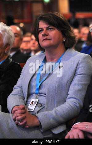 Birmingham, Angleterre. 2 octobre, 2018. Arlene Foster Chef du Parti unioniste démocratique, l'écoute d'un discours à la session du matin de la conférence annuelle du parti conservateur à la CPI. Kevin Hayes/Alamy Live News Banque D'Images