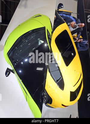 Paris, France. 09Th Oct, 2018. 02 octobre 2018, France, Paris : Paris au Salon International de l'automobile, un ouragan Lamborghini Performante (L) et d'une Lamborghini Urus (R) peut être vu dans un miroir au plafond, sur la 1ère journée de la presse. Du 02 octobre au 03 octobre 2018 les journées de presse aura lieu à l'Automobile de Paris. Il sera ensuite ouverte au public du 04 octobre au 14 octobre 2018. Credit : Uli Deck/dpa/Alamy Live News Banque D'Images