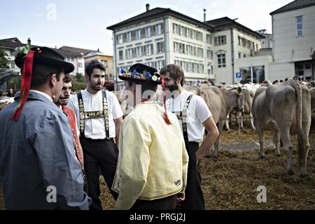 Zürich, Suisse. 2e oct, 2018. Les gens assistent à l'Appenzell Appenzell dans tous les bovins, Suisse, le 2 octobre 2018. L'Appenzell, bovins habituellement lieu en début octobre de chaque année, est l'un des événements les plus importants pour les Alpes local bergers. Pendant le spectacle, les vaches sont exposées et d'être jugé par certains caractères tels que la race, la mamelle construire et enduire. Crédit : Michele Limina) (jmmn/Xinhua/Alamy Live News Banque D'Images