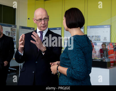 Allez, South Queensferry, West Lothian, UK. 02,10, 2018. Pic montre : une nouvelle ressource didactique a été dévoilé à l'aide d'enquêtes numérique 3D de l'avant trois ponts. ÊThis utilisation novatrice des technologies de pointe par les principales institutions du patrimoine écossais vise à inspirer une nouvelle génération de scientifiques et d'ingénieurs. Aujourd'hui, la nouvelle gamme de ressources éducatives en jeu a été révélé pour la première fois par le vice-premier ministre John Swinney lors d'une visite à South Queensferry. Crédit : Ian Jacobs/Alamy Live News Banque D'Images