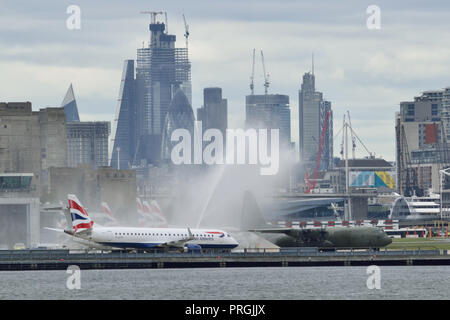 Londres, Royaume-Uni, le 2 octobre 2018 - 4-moteur Royal Air Force C130J Hercules a passé deux heures à visiter l'aéroport de London City, qui est situé au coeur de London's Royal Docks à Newham. Crédit : Christy/Alamy Live News Banque D'Images