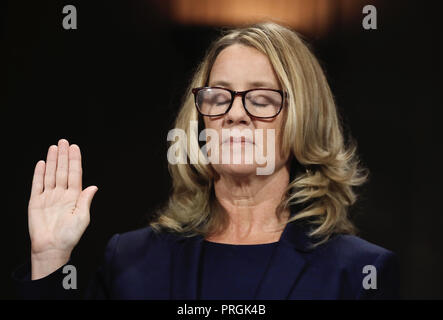 Washington, DC, USA. 27 Sep, 2018. Christine Blasey Ford ferme ses yeux alors qu'il est assermenté avant de témoigner à la Commission Judiciaire du Sénat audition de confirmation pour le Président Donald Trump est candidat à la Cour suprême Juge Brett Kavanaugh sur la colline du Capitole à Washington, États-Unis, le 27 septembre 2018. Photo prise le 27 septembre 2018. REUTERS/Jim Bourg Crédit : Jim Bourg/CNP/ZUMA/Alamy Fil Live News Banque D'Images