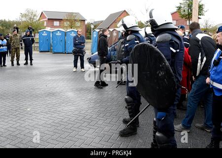 Zoutkamp, Pays-Bas. 09Th Oct, 2018. Le roi Willem-Alexander des Pays-Bas à la Willem Lodewijk van Nassaukazerne à Zoutkamp, le 02 octobre 2018, pour une workvisit aux Services de police de l'UE (formation EUPST Crédit : Albert Nieboer/ Pays-Bas OUT/Point de vue OUT |/dpa/Alamy Live News Banque D'Images