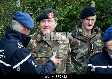 Zoutkamp, Pays-Bas. 09Th Oct, 2018. Le roi Willem-Alexander des Pays-Bas à la Willem Lodewijk van Nassaukazerne à Zoutkamp, le 02 octobre 2018, pour une workvisit aux Services de police de l'UE (formation EUPST Crédit : Albert Nieboer/ Pays-Bas OUT/Point de vue OUT |/dpa/Alamy Live News Banque D'Images