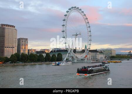 London,UK.2e oct 2018.uk weather. Le soleil se couche derrière le London eye après une autre journée chaude dans la capitale.London,UK. Credit:Ed Brown/Alamy Live News Banque D'Images