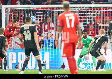 Munich, Bavière, Allemagne. 2 octobre, 2018. FC Bayern Munich, Soccer, Octobre 02, 2018 Mats HUMMELS, FCB 5 shoot but pour 1-0 FC BAYERN MUNICH - AJAX AMSTERDAM Football UEFA Champions League , Munich, octobre 02, 2018, de la saison 2018/2019, phase groupe Crédit : Peter Schatz/Alamy Live News Banque D'Images