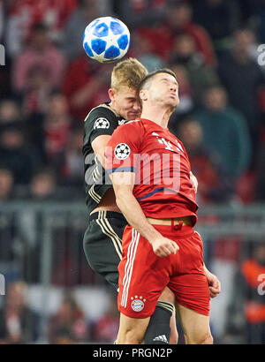 Munich, Bavière, Allemagne. 2 octobre, 2018. FC Bayern Munich, Soccer, Octobre 02, 2018 Robert Lewandowski, FCB 9 concurrence pour la balle, s'attaquer, duel, un en-tête contre Matthijs DE LIGT, Amsterdam Nr. 4 FC BAYERN MUNICH - AJAX AMSTERDAM Football UEFA Champions League , Munich, octobre 02, 2018, de la saison 2018/2019, phase groupe Crédit : Peter Schatz/Alamy Live News Banque D'Images