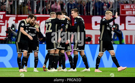 Munich, Bavière. 2e oct, 2018. 02 octobre 2018, Allemagne, Munich : Soccer : Ligue des Champions, le Bayern de Munich contre l'Ajax Amsterdam, l'étape de groupe, groupe E, 2ème journée de l'Allianz Arena. Les joueurs d'Amsterdam célébrer après l'égalisation 1-1. Dpa : Crédit photo alliance/Alamy Live News Banque D'Images