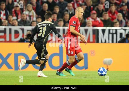 Munich, Bavière. 2e oct, 2018 : 02.10.2018 Fuvuball. firo, Football : Ligue des Champions, Saison 2018/2019 Phase groupe CL, première étape FC Bayern Munich - Ajax Amsterdam, Nicolas Tagliafico, Ajax, Amsterdam, Arjen Robben, Bayern, Munich, Munich, en pleine figure, les duels | Conditions de crédit dans le monde entier : dpa photo alliance/Alamy Live News Banque D'Images