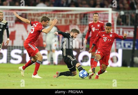 Munich, Bavière. 2e oct, 2018 : 02.10.2018 Fuvuball. firo, Football : Ligue des Champions, Saison 2018/2019 Phase groupe CL, première étape FC Bayern Munich - Ajax Amsterdam, Thomas, Mvºller Schv Lasse ? Ne, Ajax, Amsterdam, Thiago Alcantara, Bayern, Munich, Munich, figure d'ensemble, les duels | Conditions de crédit dans le monde entier : dpa photo alliance/Alamy Live News Banque D'Images