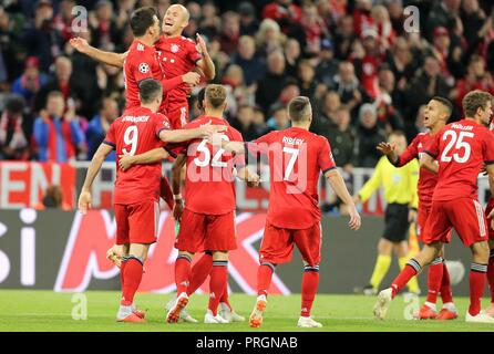 Munich, Bavière. 2e oct, 2018 : 02.10.2018 Fuvuball. firo, Football : Ligue des Champions, Saison 2018/2019 phase groupe CL, première étape FC Bayern Munich - Ajax Amsterdam, Mats Hummels, Arjen Robben, jubilation, Bayern, Munich, Munich | utilisée dans le monde entier : dpa Crédit photo alliance/Alamy Live News Banque D'Images