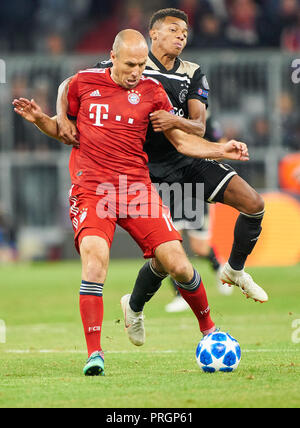 Munich, Bavière, Allemagne. 2 octobre, 2018. FC Bayern Munich, Soccer, Octobre 02, 2018 Arjen Robben, FCB 10 concurrence pour la balle, s'attaquer, duel, un en-tête contre David DEREMPA, Amsterdam Nr. 7 FC BAYERN MUNICH - AJAX AMSTERDAM Football UEFA Champions League , Munich, octobre 02, 2018, de la saison 2018/2019, phase groupe Crédit : Peter Schatz/Alamy Live News Banque D'Images
