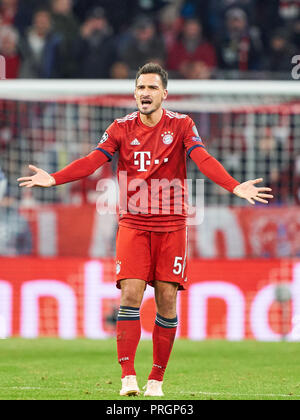 Munich, Bavière, Allemagne. 2 octobre, 2018. FC Bayern Munich, Soccer, Octobre 02, 2018 Mats HUMMELS, FCB 5 gesticuler, donner des instructions, action, seule image, le geste, un mouvement de la main, en soulignant, d'interpréter, de mimik, FC BAYERN MUNICH - AJAX AMSTERDAM Football UEFA Champions League , Munich, octobre 02, 2018, de la saison 2018/2019, phase groupe Crédit : Peter Schatz/Alamy Live News Banque D'Images