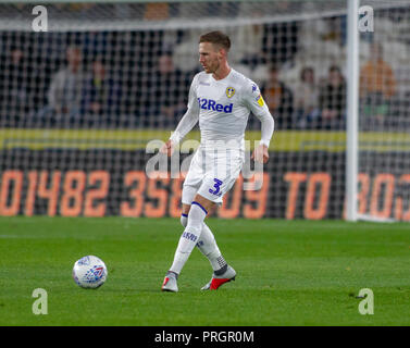 Hull, Royaume-Uni. 2 octobre 2018, KCOM Stadium, Hull, Angleterre ; Sky Bet Championship, Hull City v Leeds Utd ; Barry Douglas (03) de Leeds Utd joue dehors de la défense Crédit : Craig Milner/News Images images Ligue de football anglais sont soumis à licence DataCo Crédit : News Images /Alamy Live News Banque D'Images