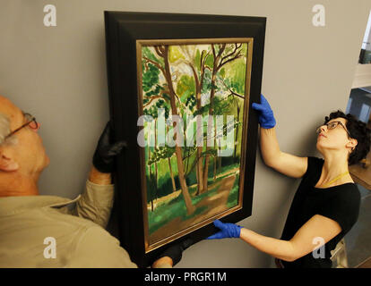 Davenport, Iowa, États-Unis. 28 Sep, 2018. Figge Art Museum employé Terry Rathje, gauche au conservateur adjoint Venessa Sage suspendre l'Henri Matisse peinture huile sur toile intitulée Carrefour de Malabry ca. 1916 lors de l'installation du français "les modernes : Monet à Matisse, 1850-1950'' la pièce qui s'ouvre au public le mardi, Octobre 9th, 2018 à l'Figge Art Museum dans le centre-ville de Davenport, Iowa. Crédit : Kevin E. Schmidt/Quad-City Times/ZUMA/Alamy Fil Live News Banque D'Images