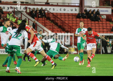 Barnsley, au Royaume-Uni. 2 octobre 2018, Oakwell, Barnsley, Angleterre ; Sky Bet la League One, Barnsley v Plymouth Argyle ; Alex Mowatt (27) de pousses de Barnsley au but mais Rate Credit : Mark Cosgrove/News Images images Ligue de football anglais sont soumis à licence DataCo Crédit : News Images /Alamy Live News Banque D'Images