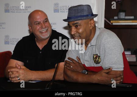 MIAMI BEACH, FL - 02 OCTOBRE : Nic Collins, Orianne Collins et Phil Collins sont vus à Little Dreams Foundation's Little Dreamers 2018 au Lounge de l'hôtel The Setai le 2 octobre 2018 à Miami Beach, Floride. Personnes : Atmosphère tempêtes Crédit : Media Group/Alamy Live News Banque D'Images